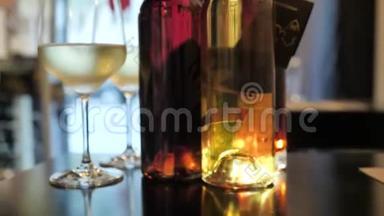 两杯香槟和不同颜色的葡萄<strong>酒展</strong>览在西班牙的酒吧空间